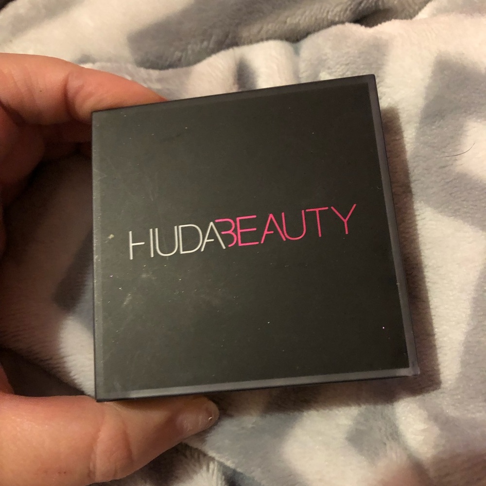 Huda Beauty setting powder / pound cake